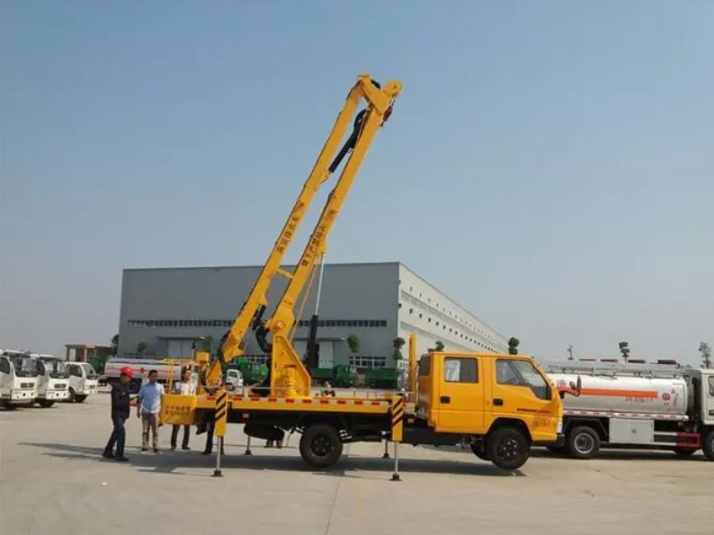 高空作業(yè)車(chē)出租使用漏油怎么辦？